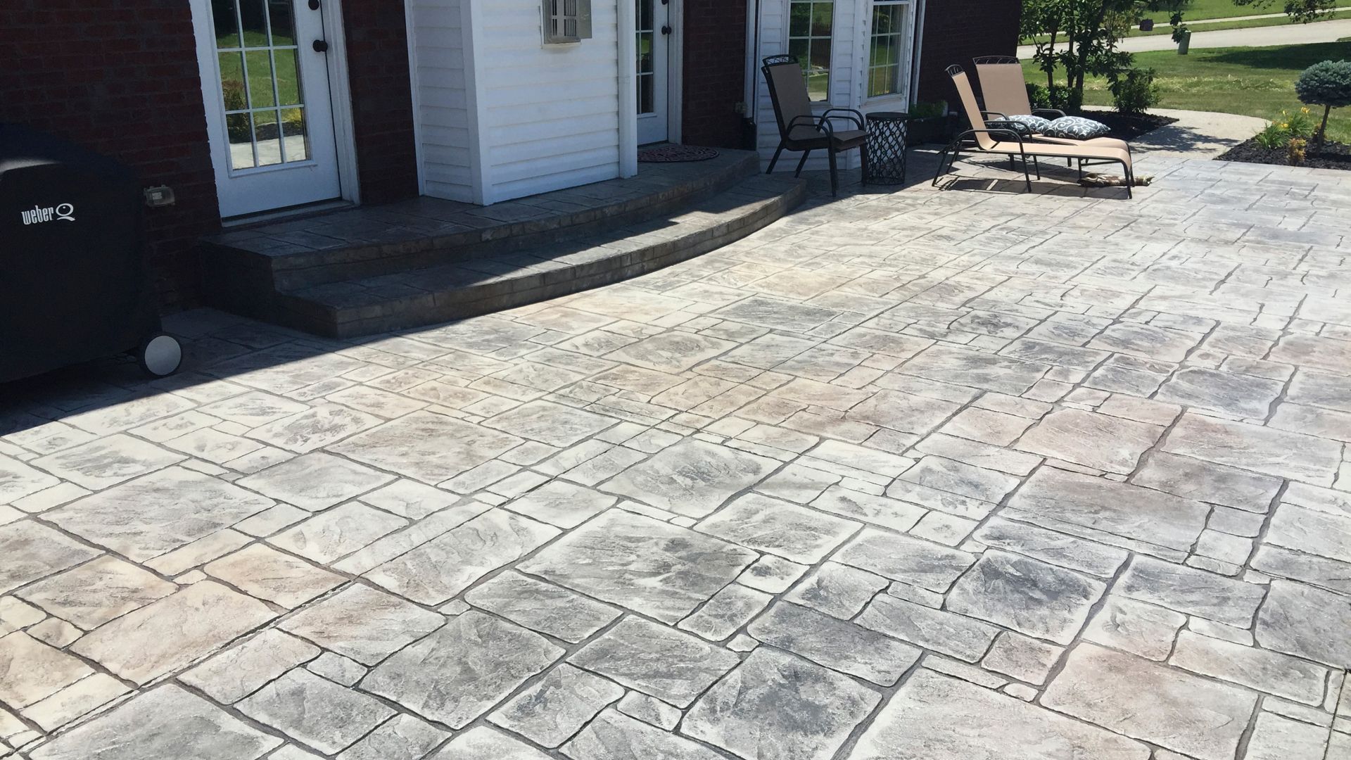 Colored and stamped concrete pStamped Concrete Residential Patio with LITHOTEX® Pavecrafters® English Yorkstone pattern
