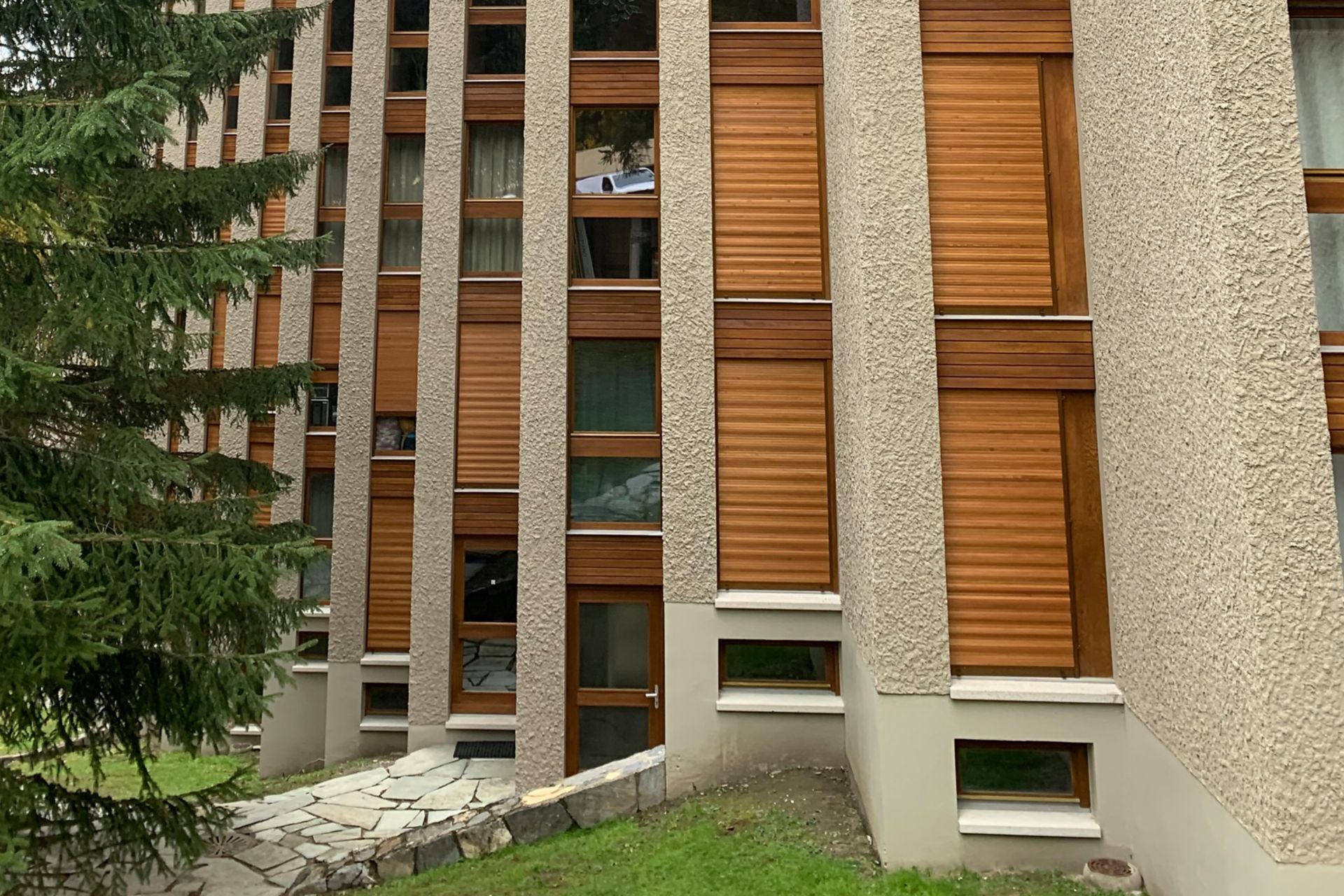 Beton- und Fassadenputzsanierung an mehrstöckigem Wohnhaus