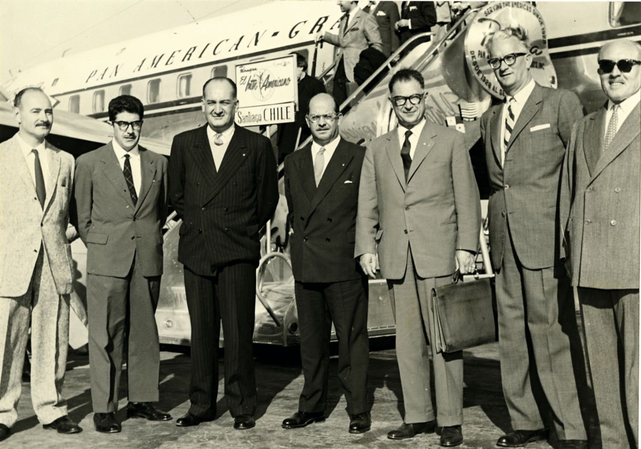 Fritz Schenker (sağdan üçüncü) Santiago de Chile'de bir ziyarette, Ekim 1959