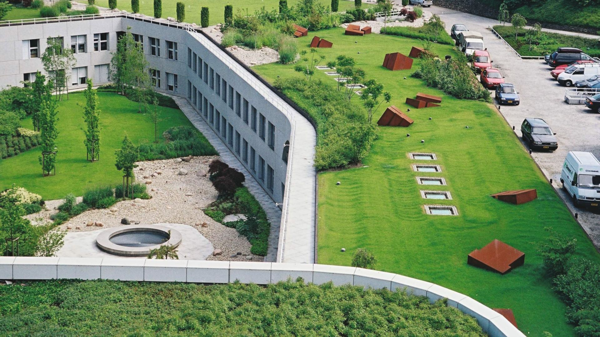 Green roof with single-ply membrane