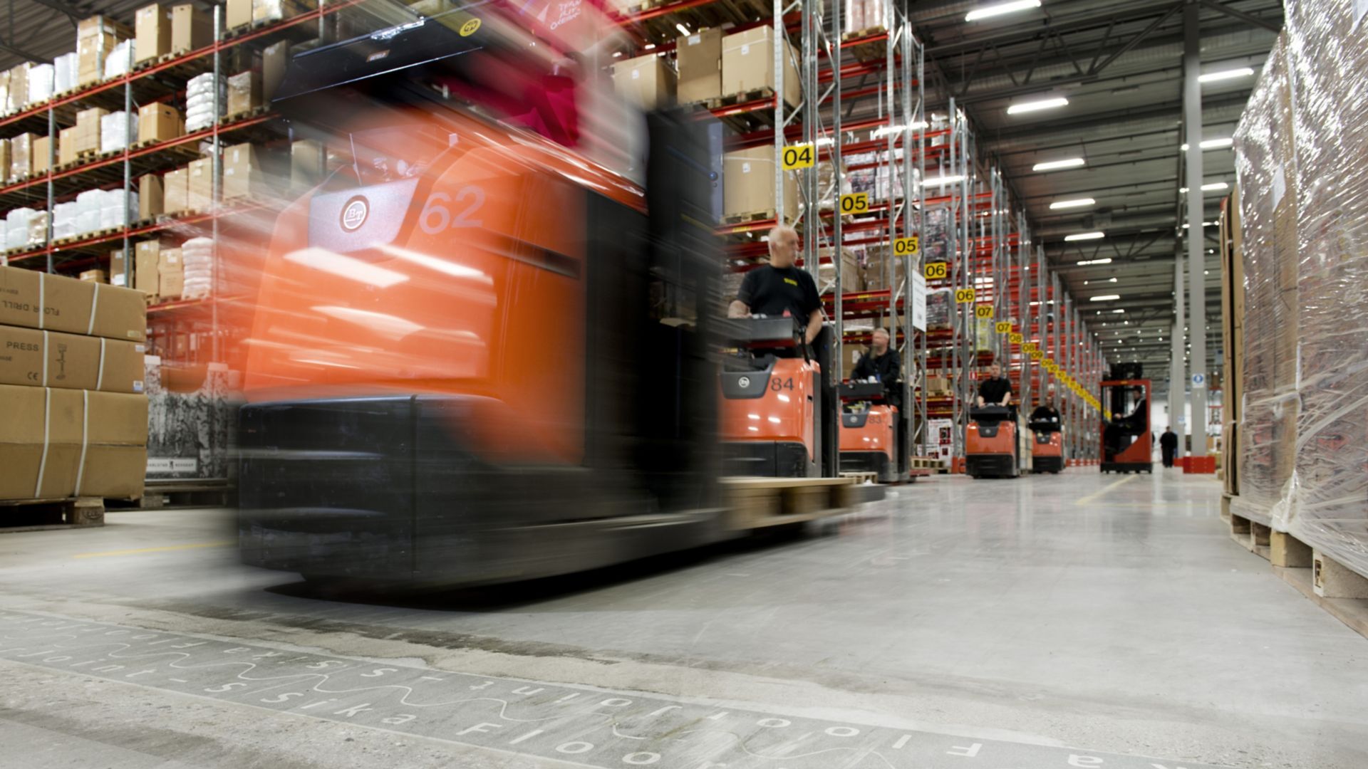 Floor joint in warehouse floor