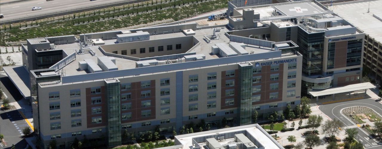 Kaiser Permanente Medical Building with a white sarnafil roof system.
