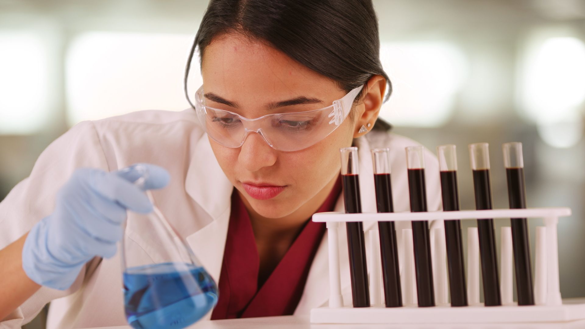 拉丁裔科学家研究小瓶中的液体