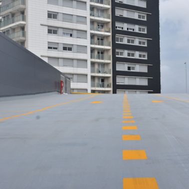 Vista superficial ascendente del piso del nuevo estacionamiento.