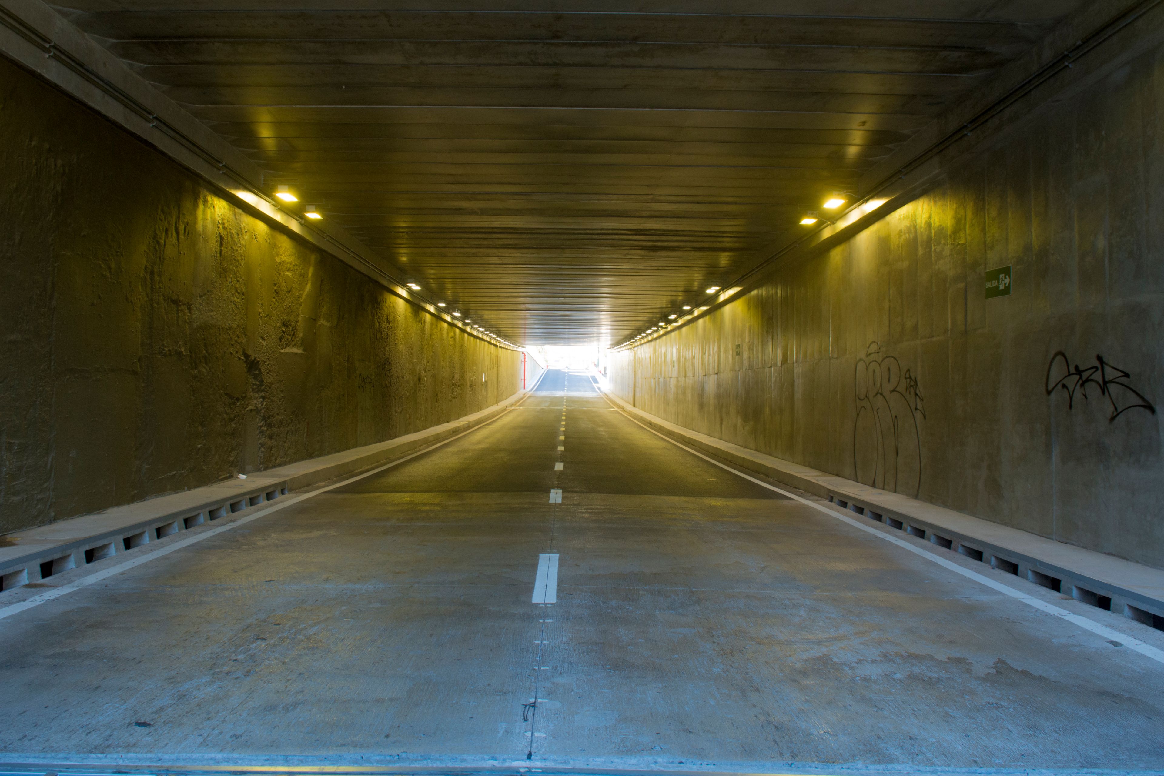 Vista interior del tunel con su iluminación encendida