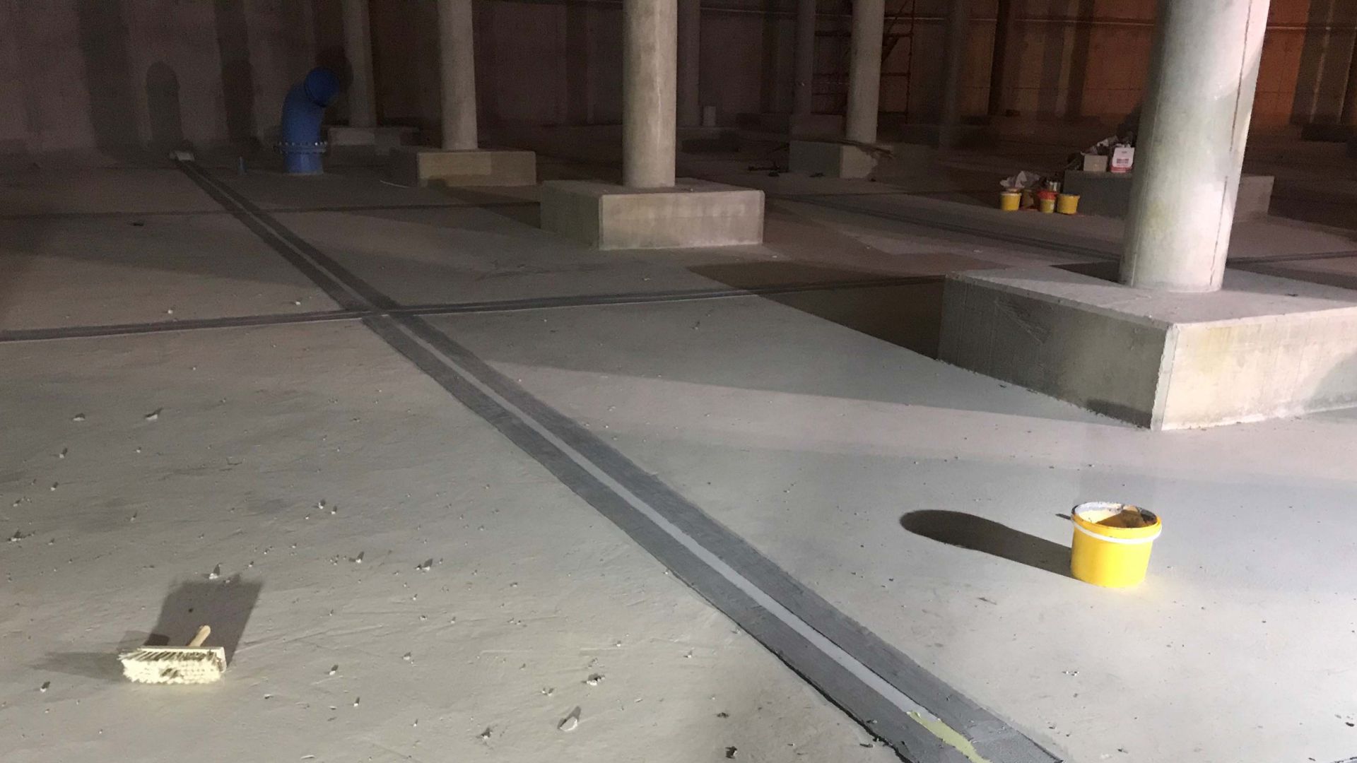 Waterproofing system used for expansion and connection joints, as well as for cracks in reservoir.