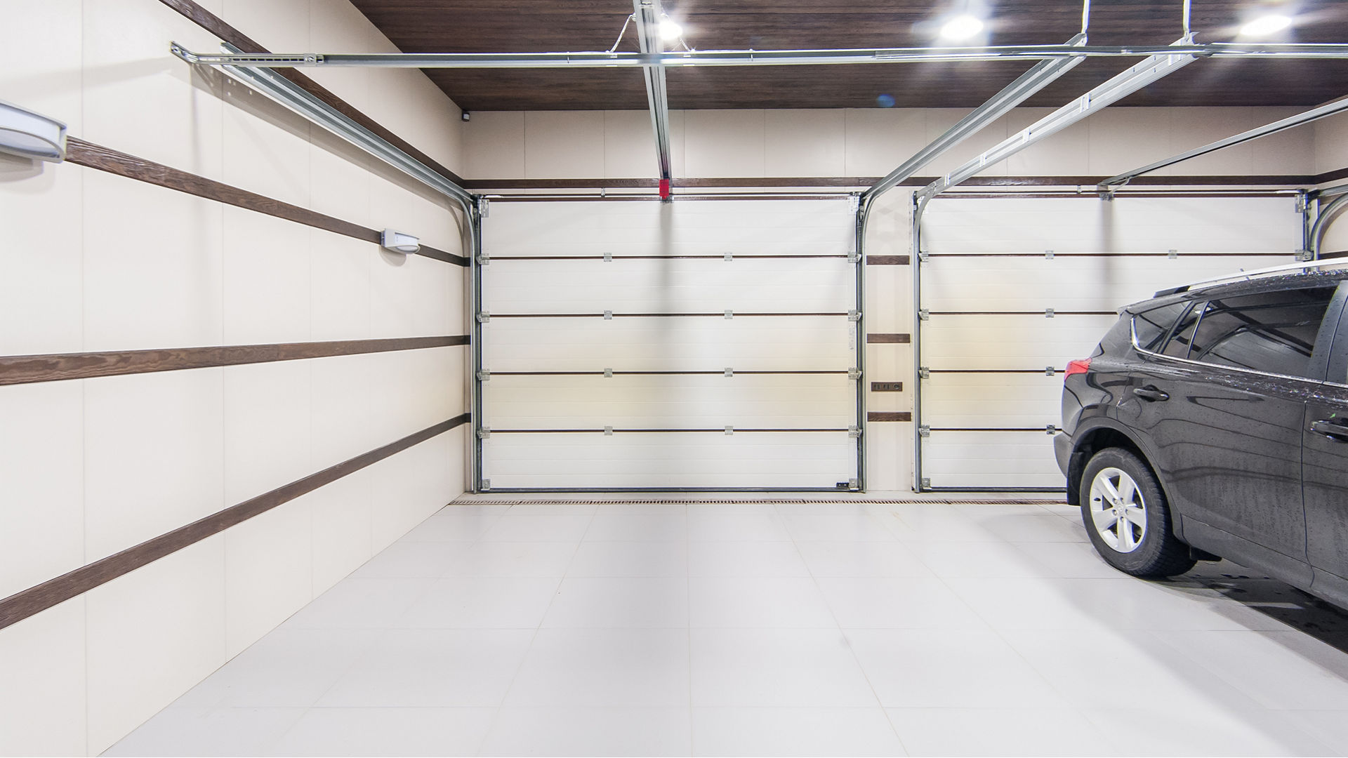 Garage mit geparktem Auto