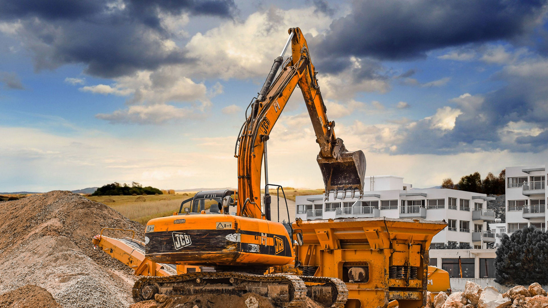 Bagger auf Abbruchmaterial für Recyclingbeton