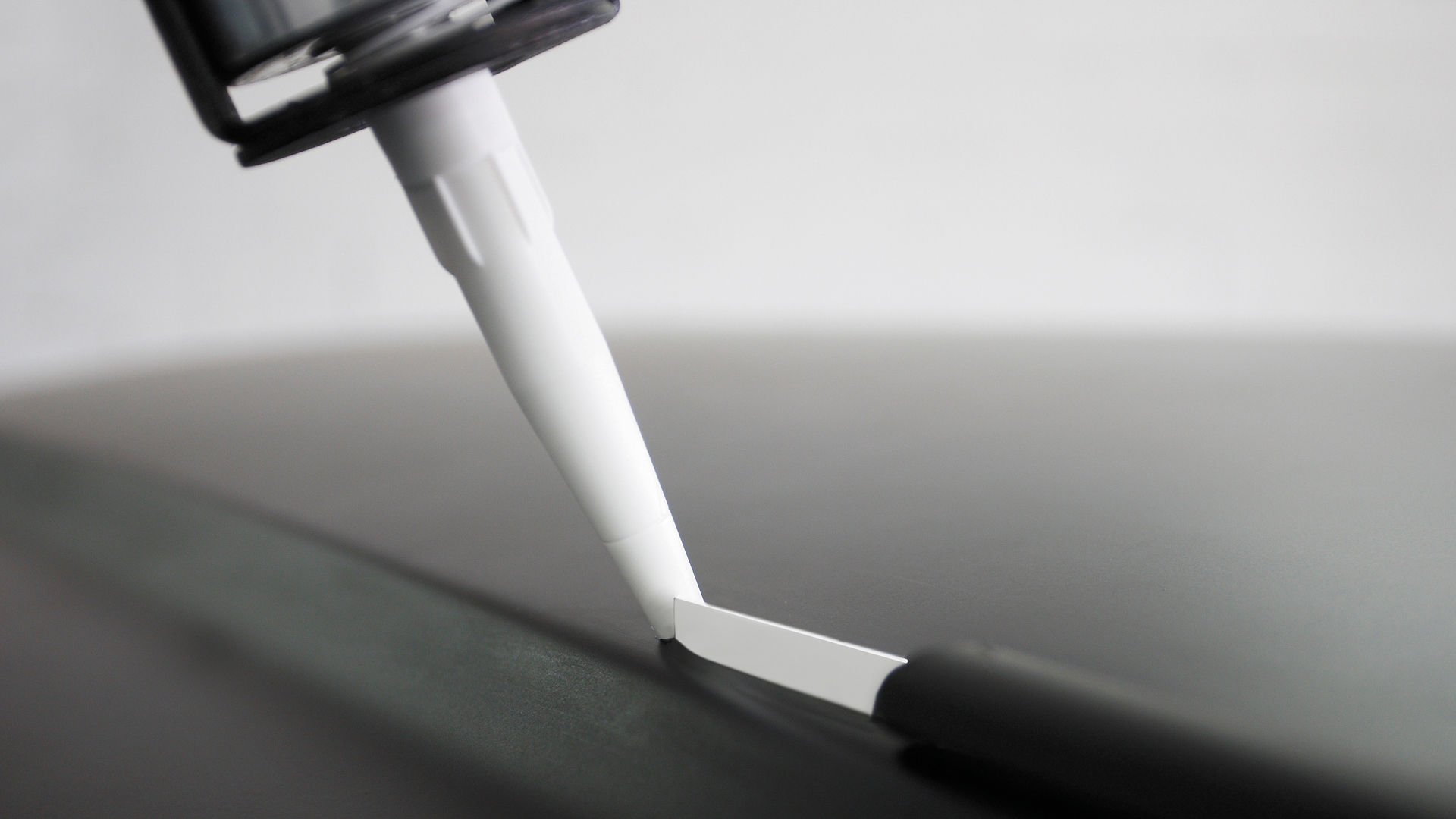 Nahaufnahme Applikation des Sikaflex 552