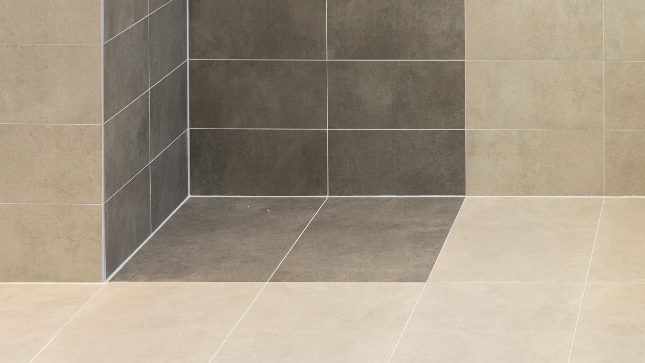 Neutral-toned tiled corner with contrast