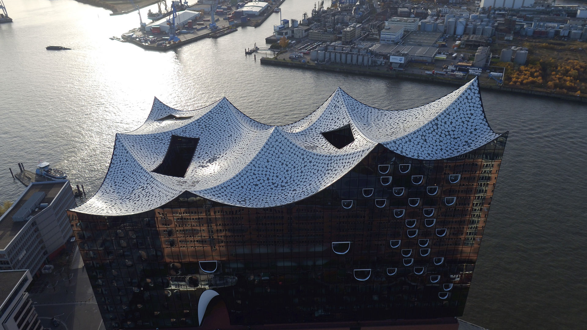 Das Dach der Elbphilharmonie in Hamburg  weist eine aufwändige Konstruktion auf und wurde mit Sarnafil Kunststoffabdichtungsbahnen abgedichtet.
