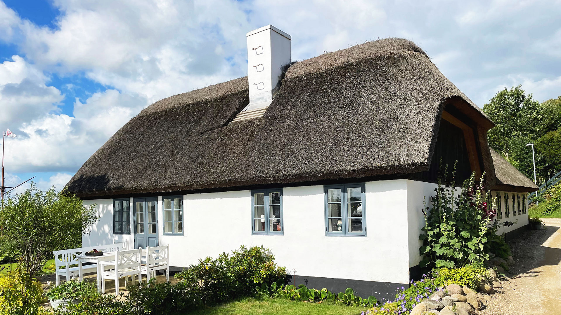 Hus med kalkmalet facade