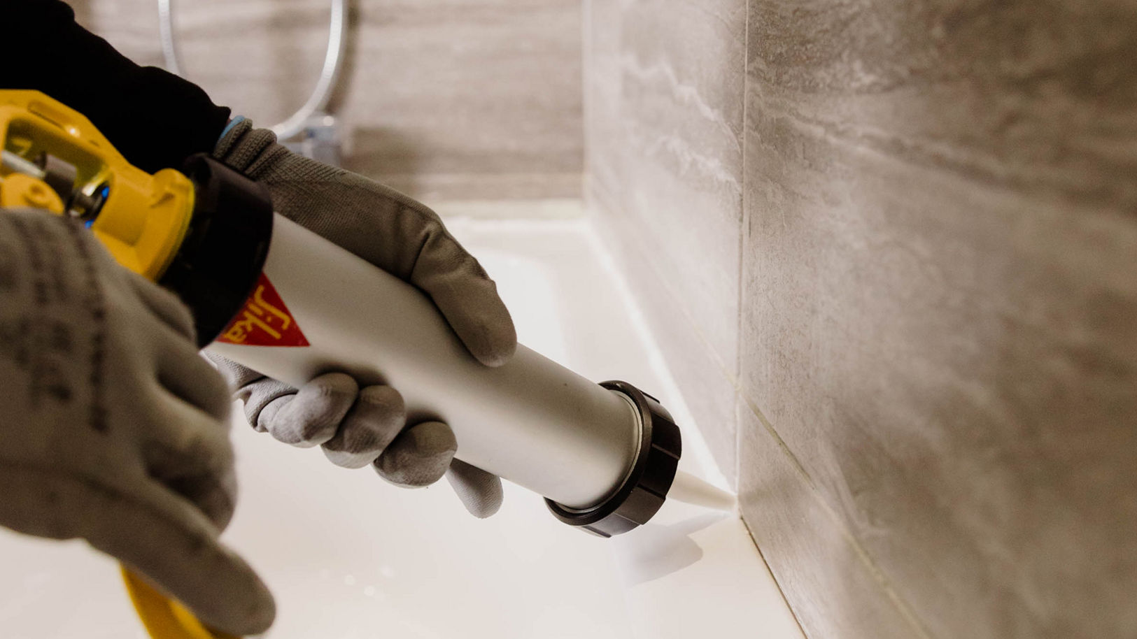 Fugning langs badekar