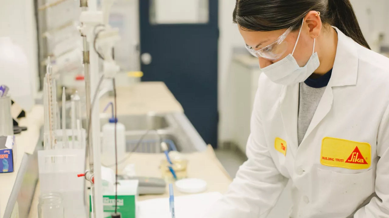mujer-laboratorio