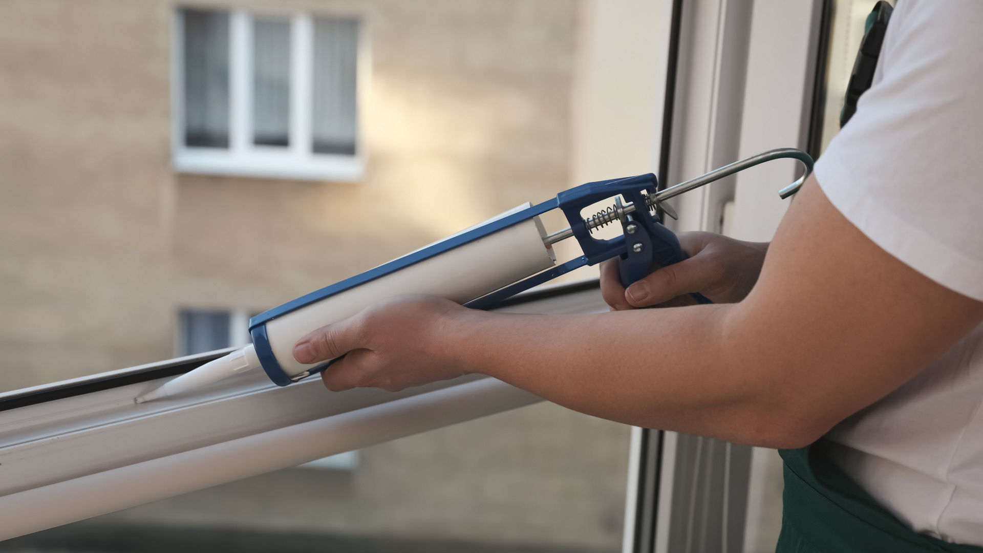 Application d'un joint acrylique en contour de fenêtre