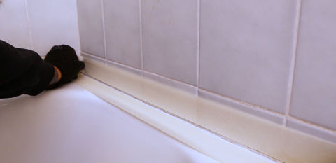 Indispensables pour empêcher les infiltrations d'eau, les joints de salle  de bain demandent un entretien particulier. Que ce soit pour l'aspect  esthétique, mais aussi et surtout pour le côté hygiénique, nettoyer des