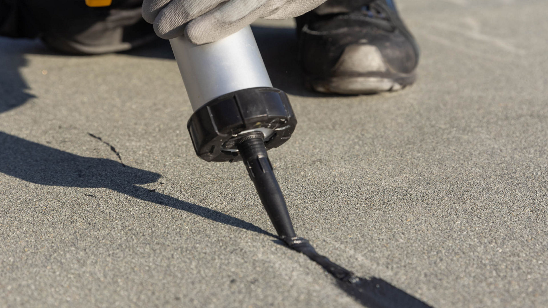 Filling in crack in concrete ground