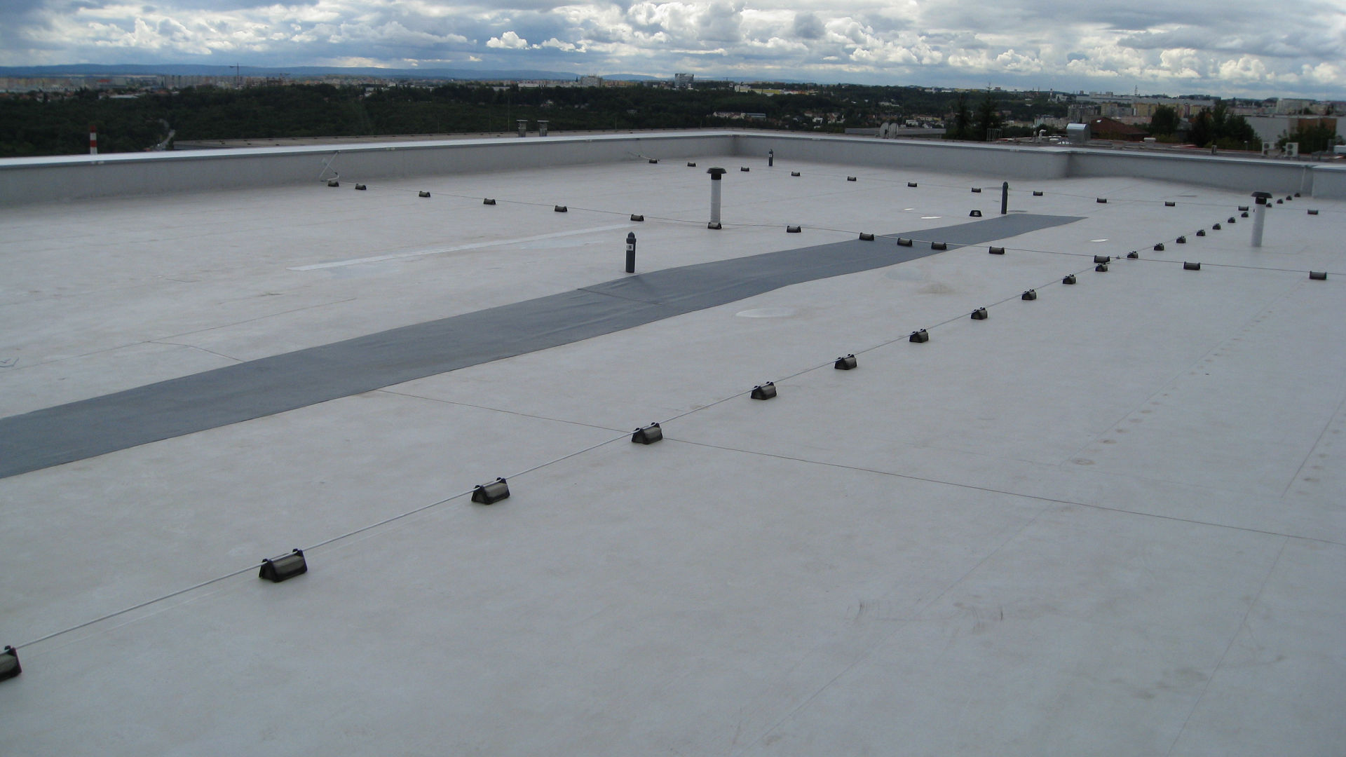 Mechanicaly applied roof at Kaufland Vypich in Prgaue
