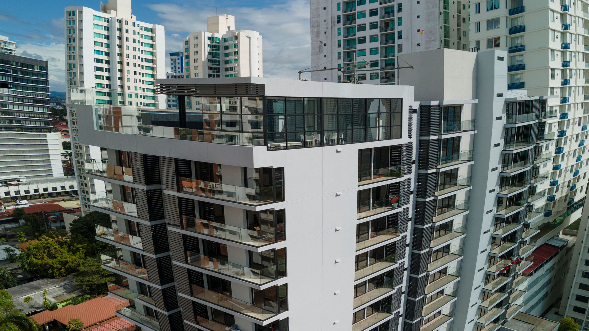 Living 73 apartment highrise in Panama City with Sika Parex white facade finish