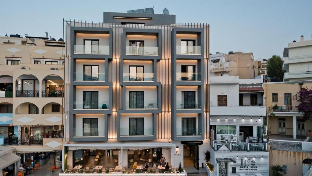 Arcus1_Modern hotel facade with outdoor seating