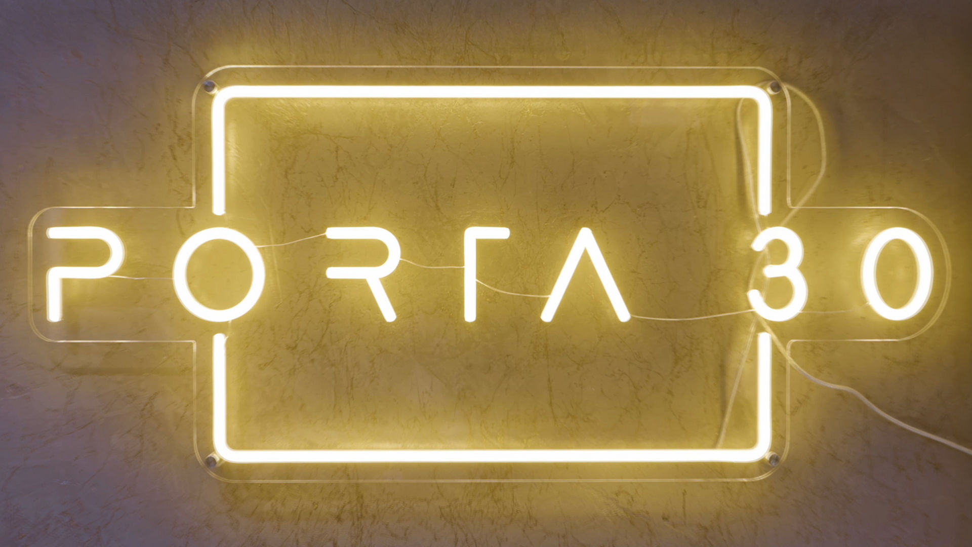 Neon sign with Porta 30 text