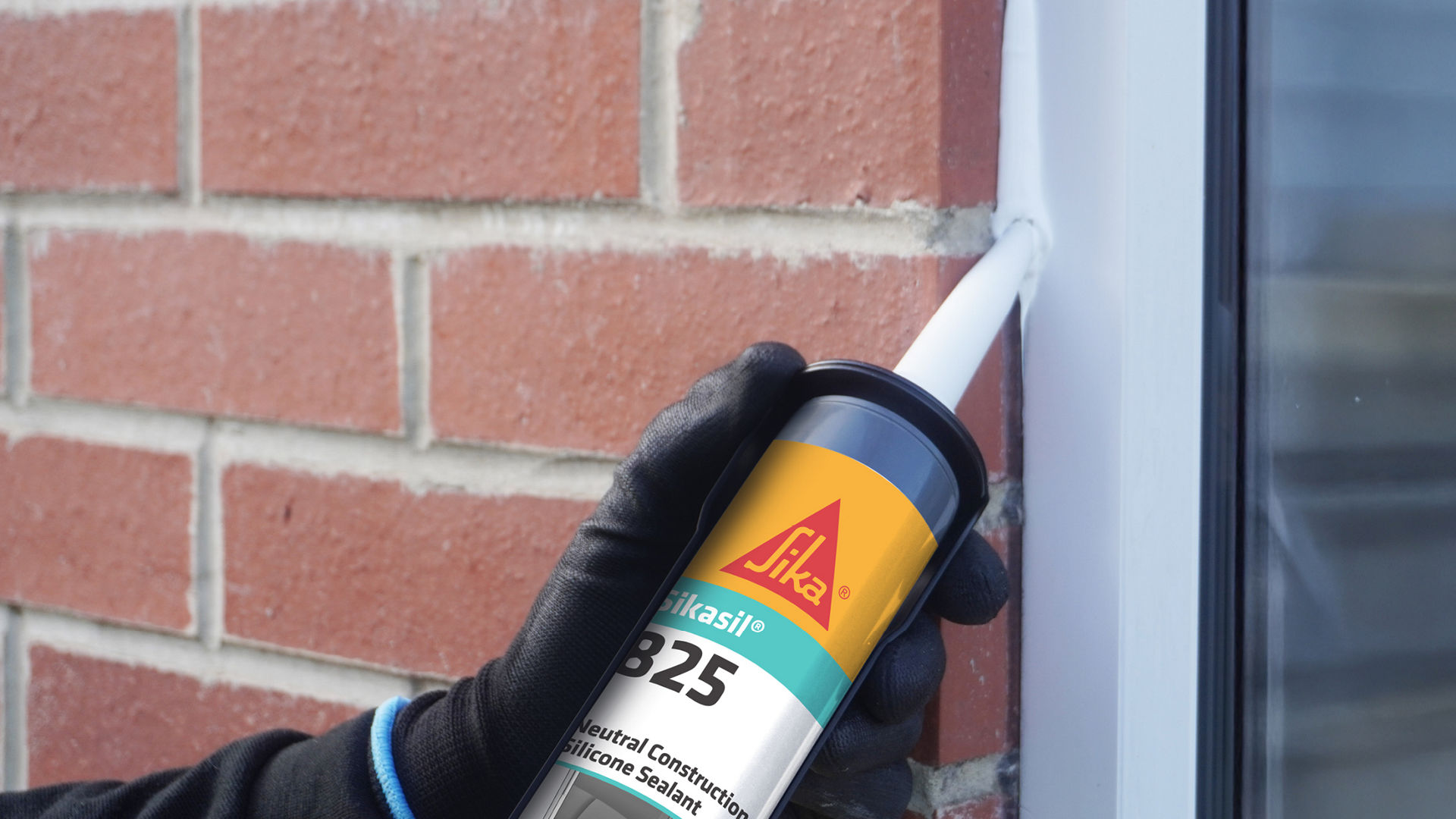 Person applying Sikasil 825