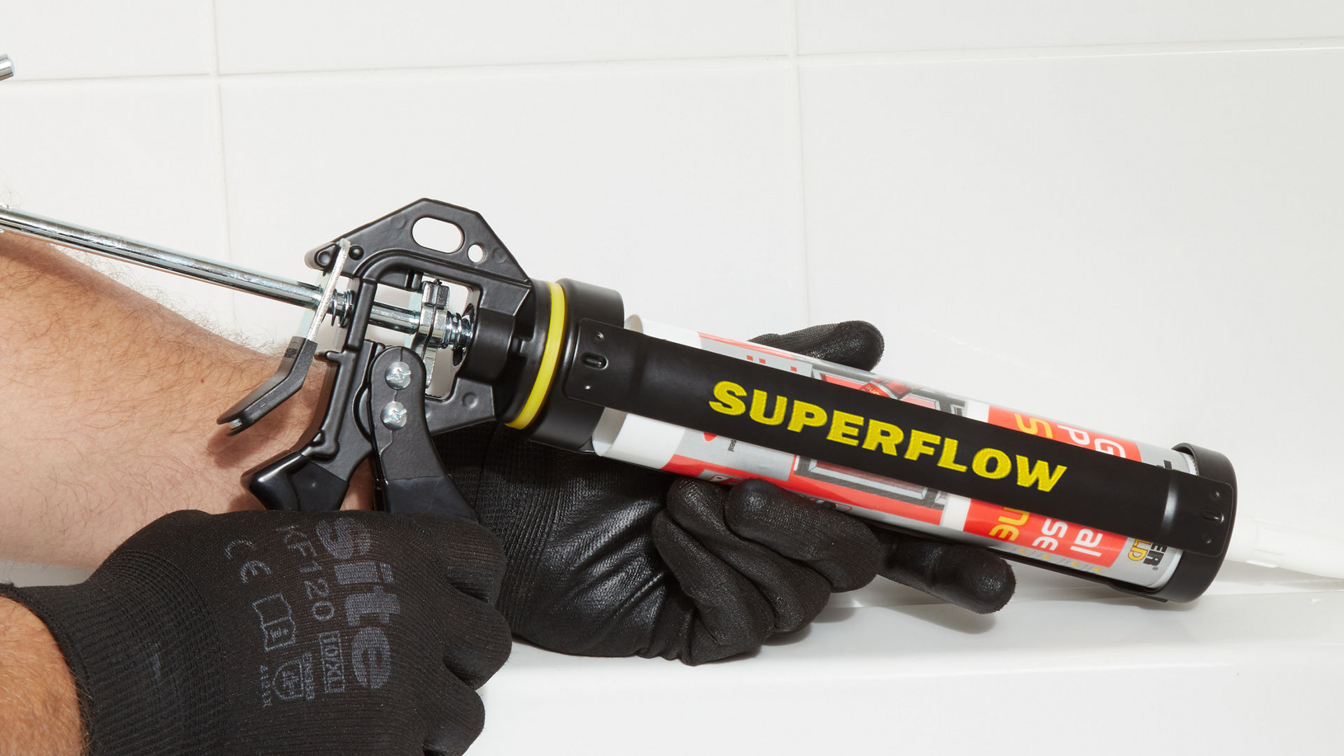 Sealant gun applying sealant