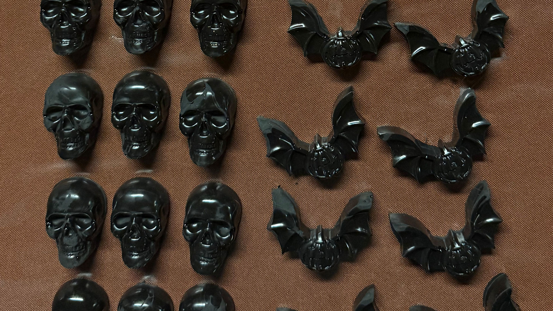 Black skull and bat Halloween decorations