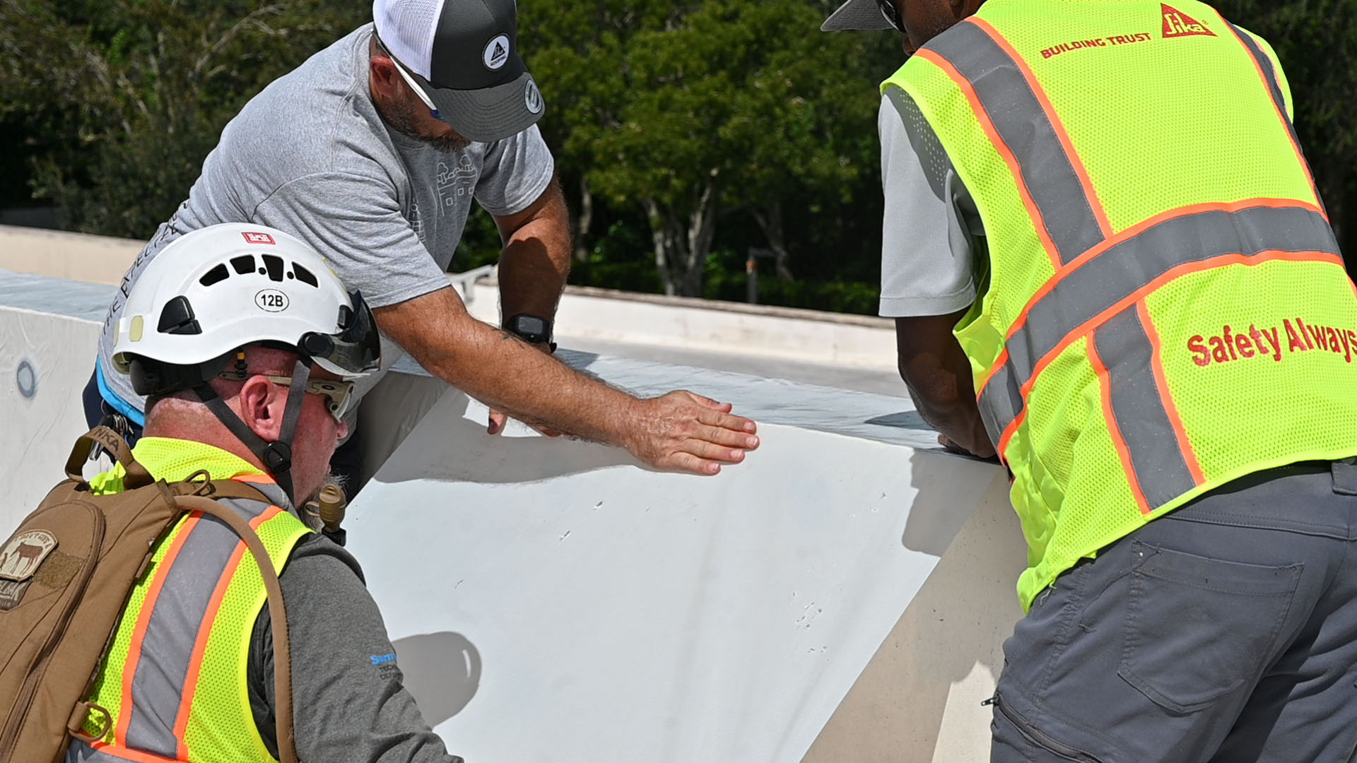 Applying membrane with SarnaRoof Flashing Adhesive DS 100