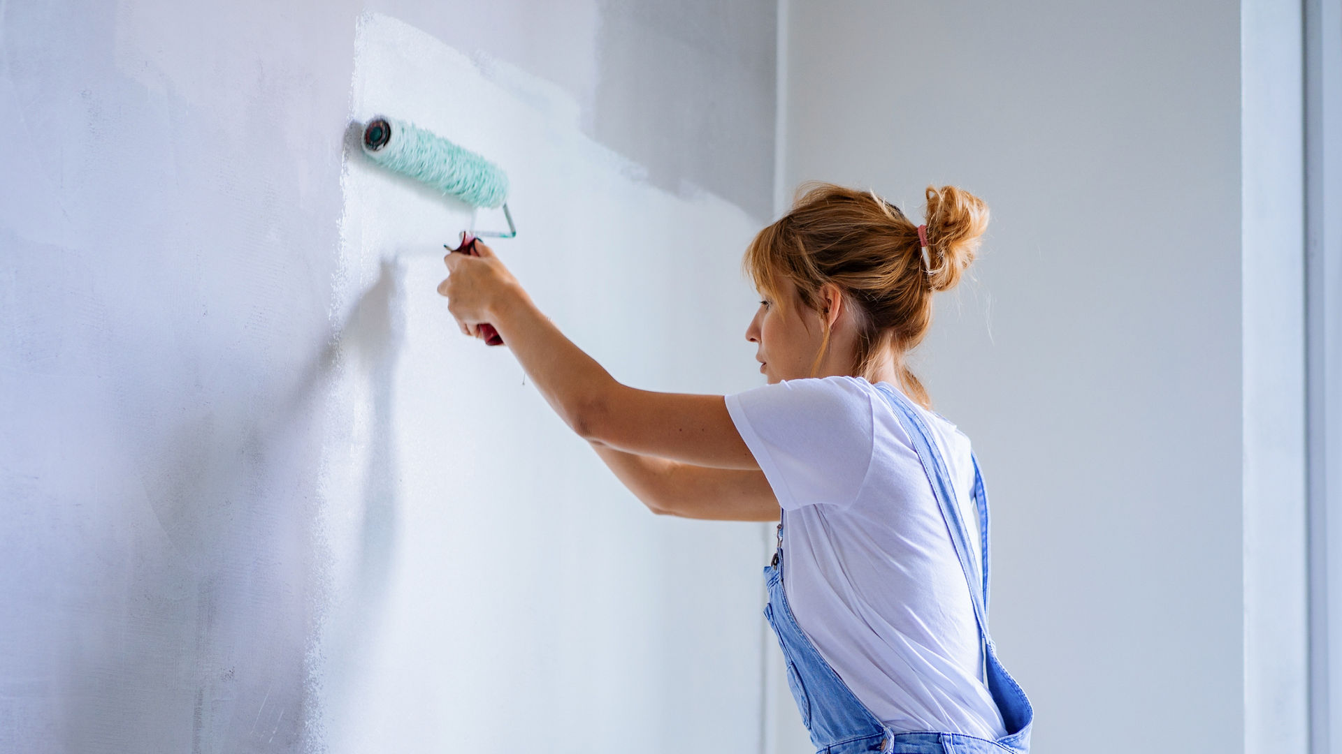 Mujer pintando con rodillo